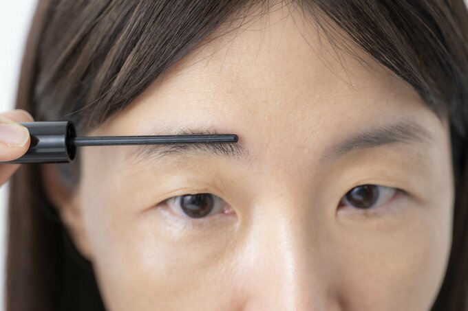 マスカラで眉毛を立たせる
