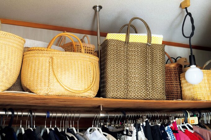 クローゼット上段にカゴバッグ