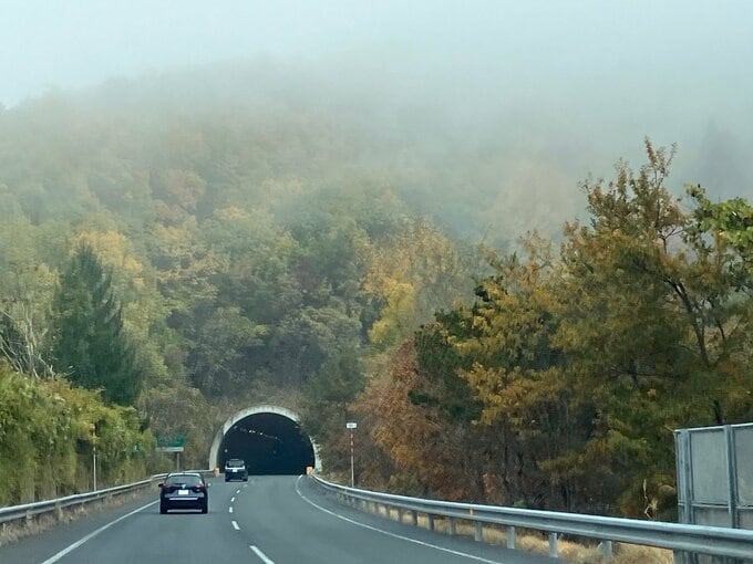 写真：E紅葉3（山の天気は変わりやすい。晴れていたところから3分後、トンネルを抜けた先には濃い霧が）
