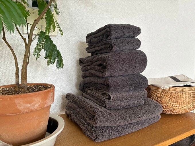 上が新調品、下が古いタオル。厚みが違います