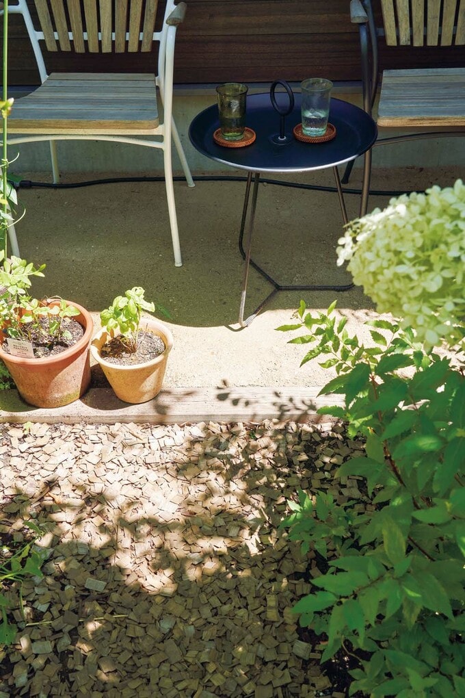 庭とテーブルとイス