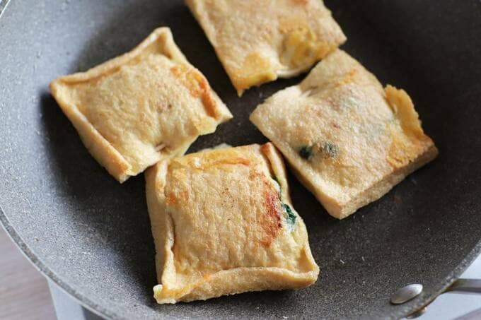 フライパンに油揚げ