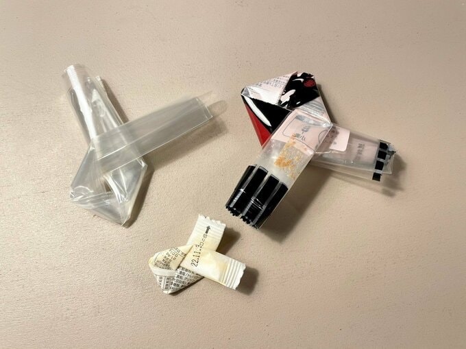 キレイに折りたたんだお菓子の袋