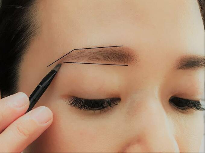 眉毛の外枠を描くように輪郭を整える