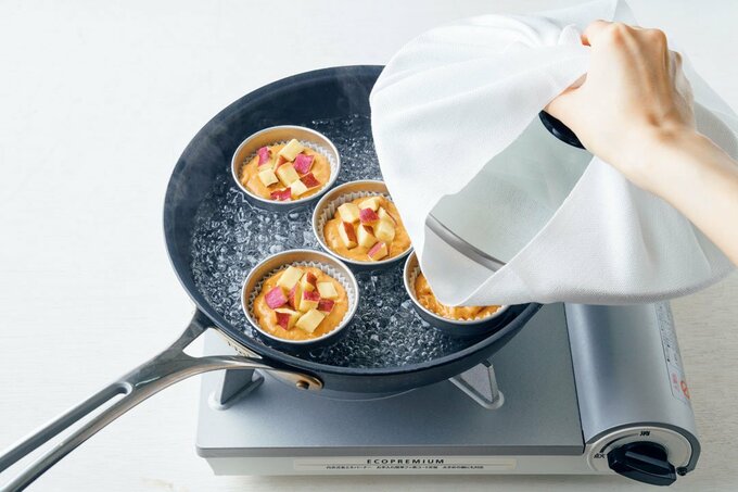 フライパンに容器に入ったサツマイモ