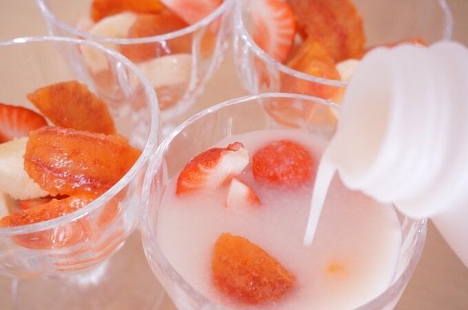 ひたひたになるくらいに、甘酒をかけ入れる