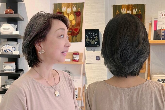 グレーヘアの右分けの際のサイドと後ろ姿