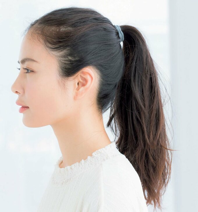 横顔女性ポニーテール