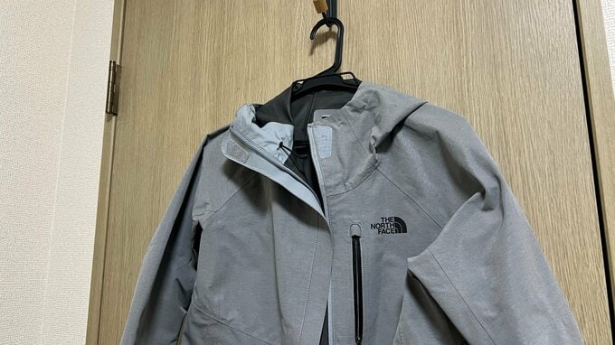 ハンガーに掛けられた服
