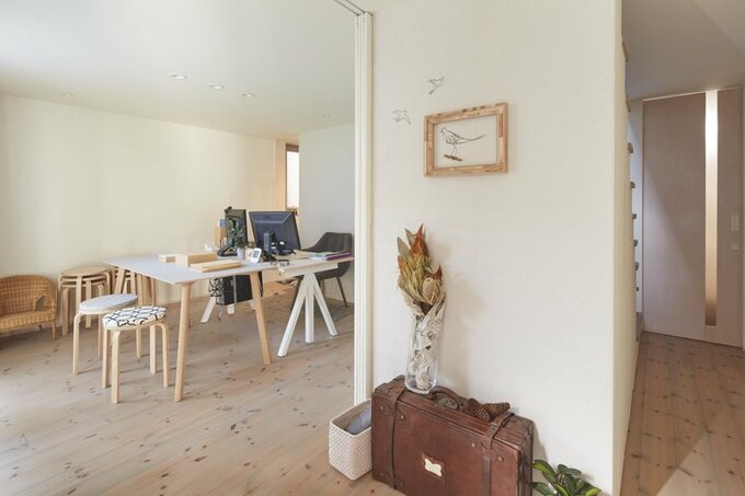 玄関を入ると、すぐ左手にある新井さんのアトリエ