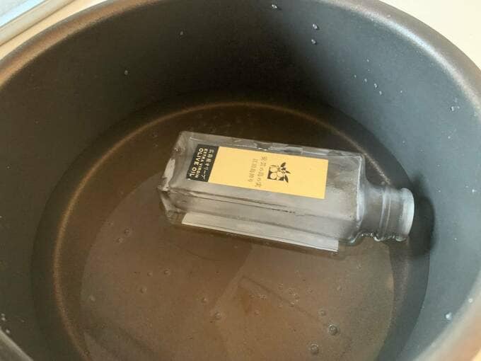 お湯につけて温める