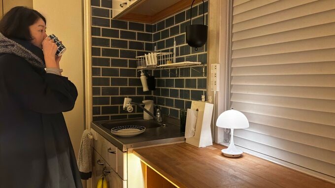 白湯を飲む様子