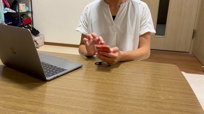 スマホを見る女性