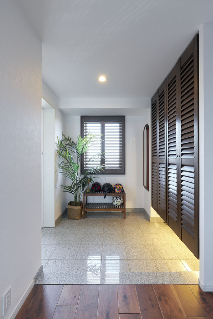 木製ルーバーを採用した玄関