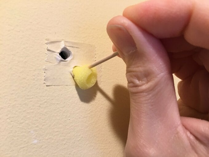 爪楊枝でスポンジを穴に押し込む