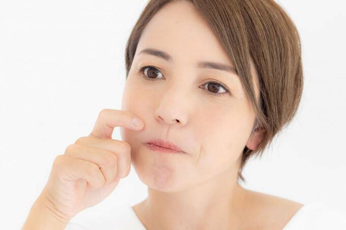 人さし指の側面に化粧水をつけてトントン