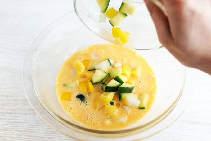 耐熱容器に洋風冷凍ミックスを入れる