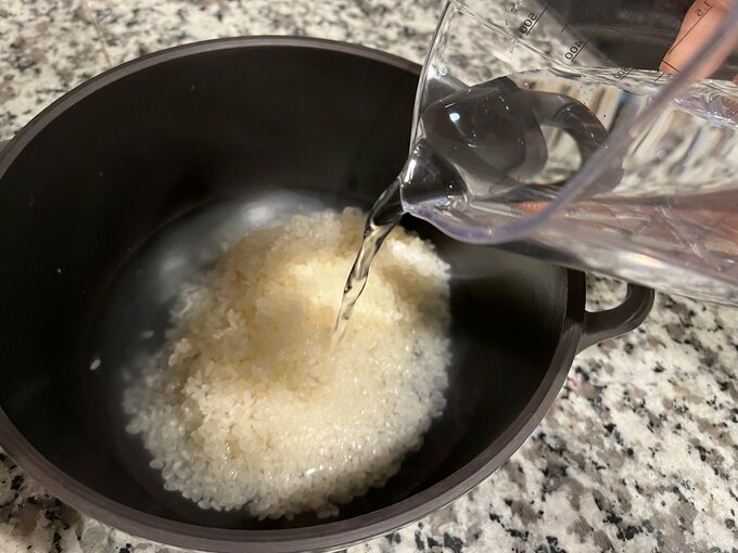 鍋に水を入れる