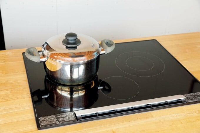 油はねの対策として、IH調理器を採用