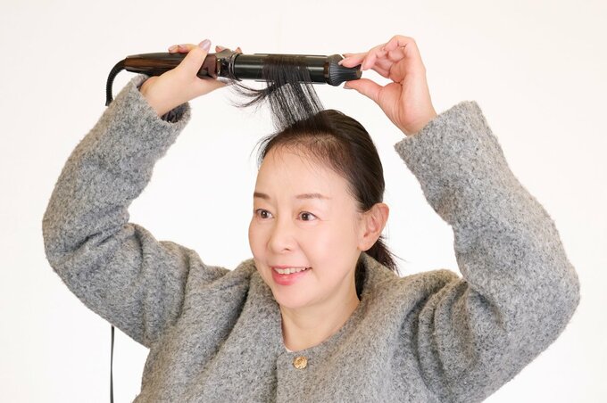 前髪を巻く女性