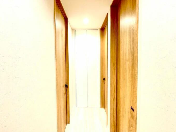 廊下を挟んだ男女の子どもの部屋