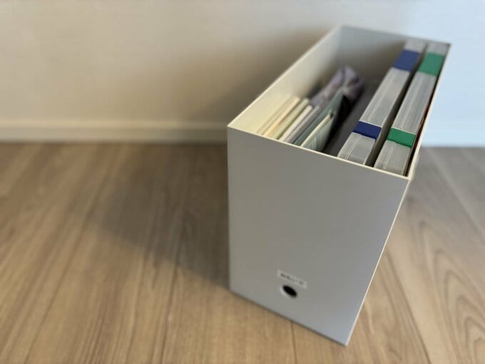 書類や思い出の品が入ったボックス