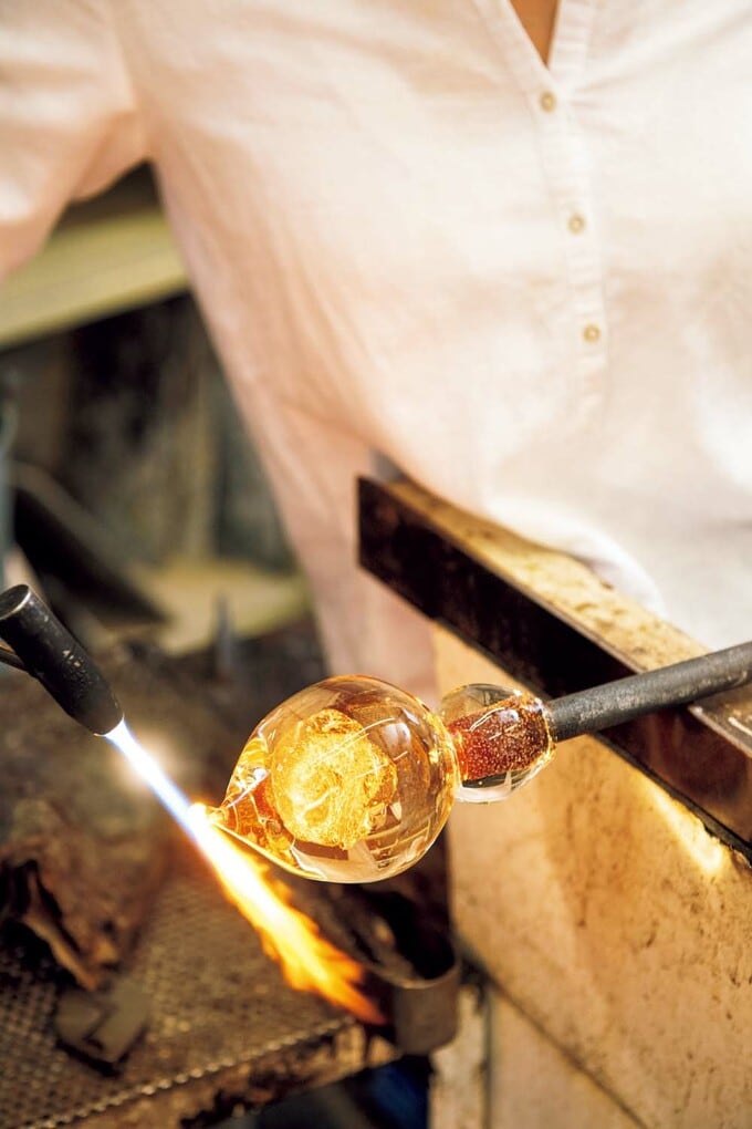 工房では1300℃で溶かしたガラスを成形