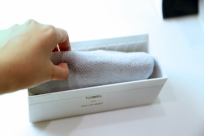 ボックスからクロスを取り出す