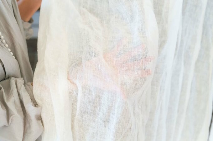 手がすけるカーテン