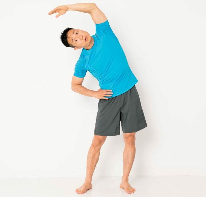 脚の付け根から体全体を反対側に傾ける