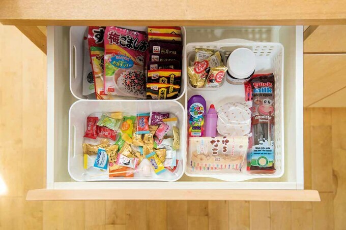 お菓子やふりかけをボックスに分けて収納した様子