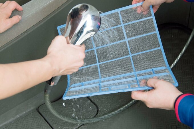 フィルターをシャワーで流す