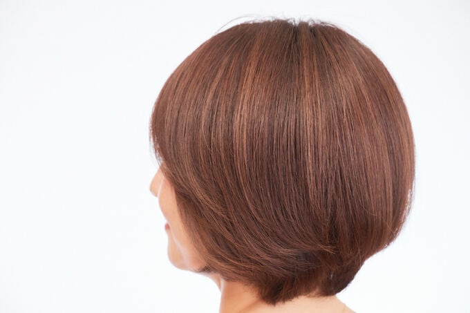 ショートヘアの女性横向き