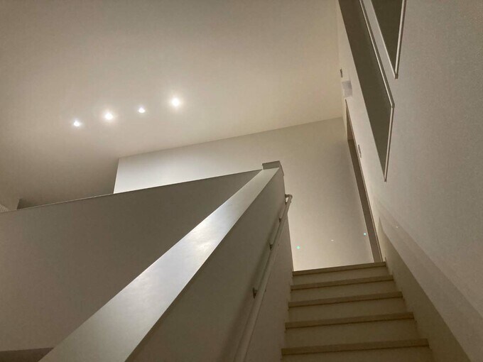 階段と2階廊下の様子