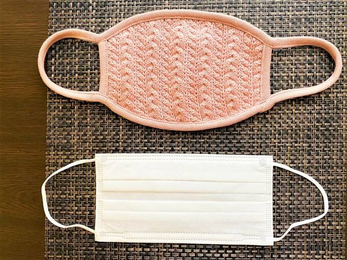 ピンクのニットマスクと普通のマスク