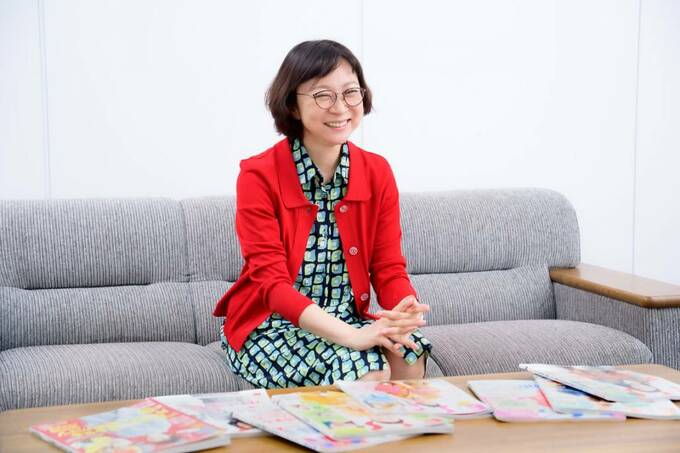 雑誌を前に尾崎真佐子編集長