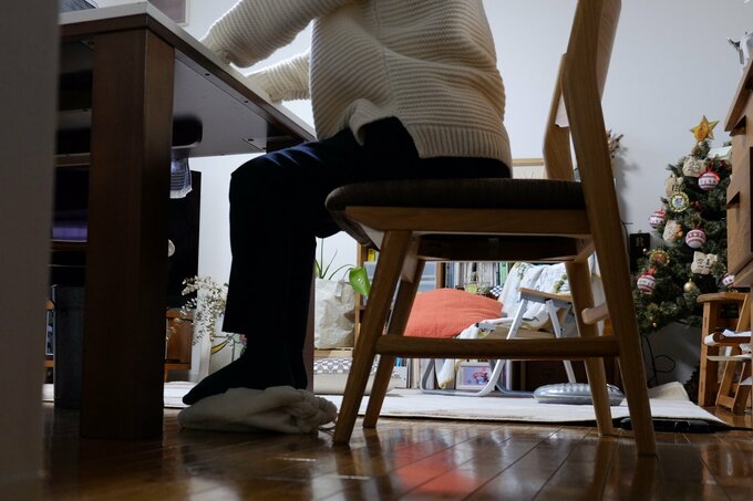 イスに座っているところ