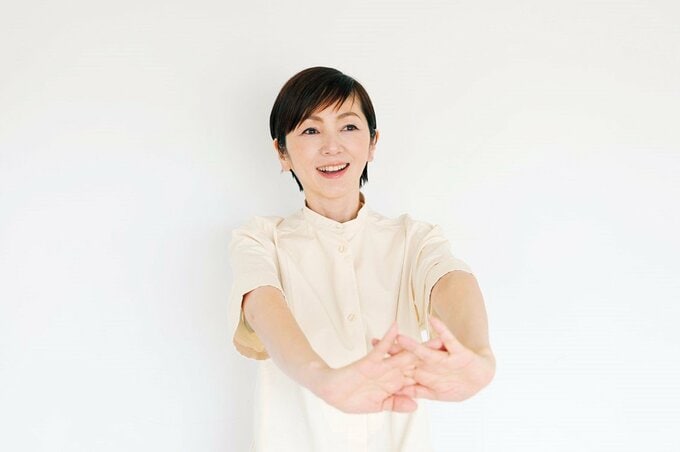 手首を伸ばす満里奈さん