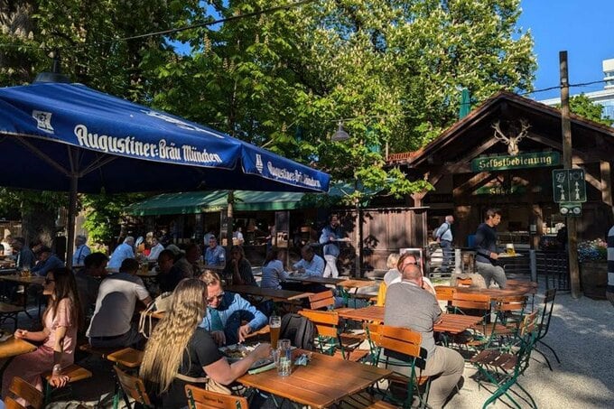 夕方にビアガーデンでくつろぐドイツ人