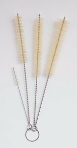 洗いにくい場所の汚れをかき出す「注ぎ口洗いブラシ」