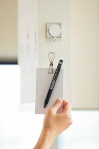 吊戸棚にメモ帳