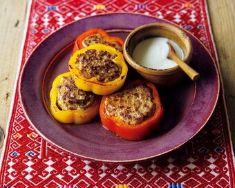 色鮮やかなパプリカの肉づめ。定番レシピがおしゃれな一品に