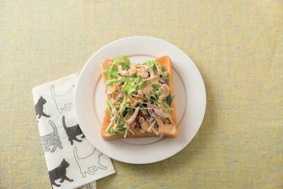 朝食におすすめ！缶詰で具だくさんな「のっけるだけトースト」