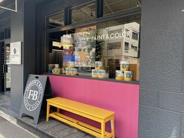 おしゃれ塗料や壁紙をチェックしにカラーワークスのショールームへ。ウェブミーティングの背景探しにも