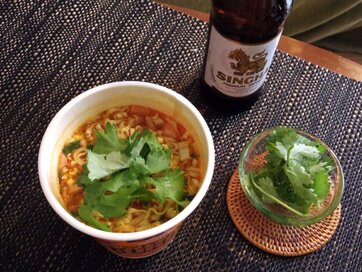 話題のプーパッポンカレーヌードルはパクチーを盛って食べるのがおすすめ