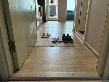 50代・海外ひとり暮らし、あえて“玄関”をつくったら。土足文化の国でも靴を脱ぎたくなる