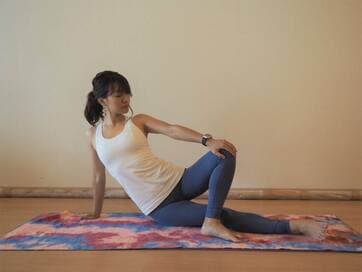 座って腰をねじるだけ。寝起きの腰がラクになる簡単ストレッチ