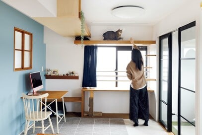 60㎡の3LDKを2LDKにマンションリノベ。頭の上を歩くネコがかわいい