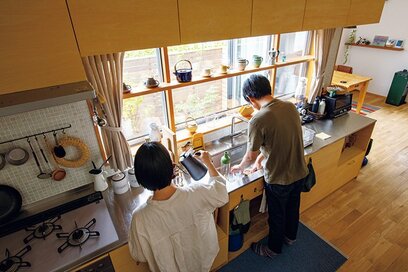 廊下や階段下もムダなく使える小さな戸建て。陶芸アトリエにワークスペースもあります