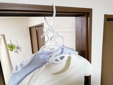 部屋干しのストレスが110円で激減！ダイソーの「鴨居用ハンガーラック」で洋服5枚が一気に干せた
